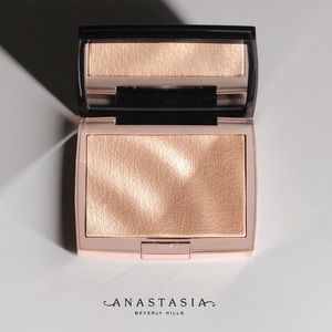 Anastasia Beverly Hills X Amrezy Highlighter